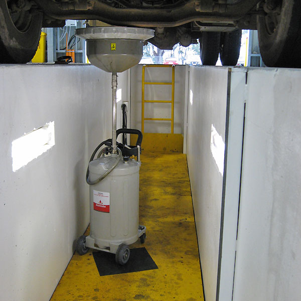 Oil tank with telescopic funnel Oil change options in workshop pit