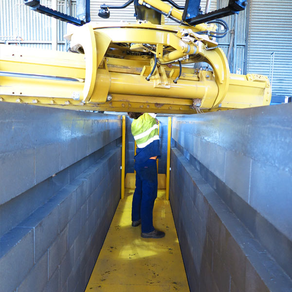 Grader servicing over pit with elevating platform