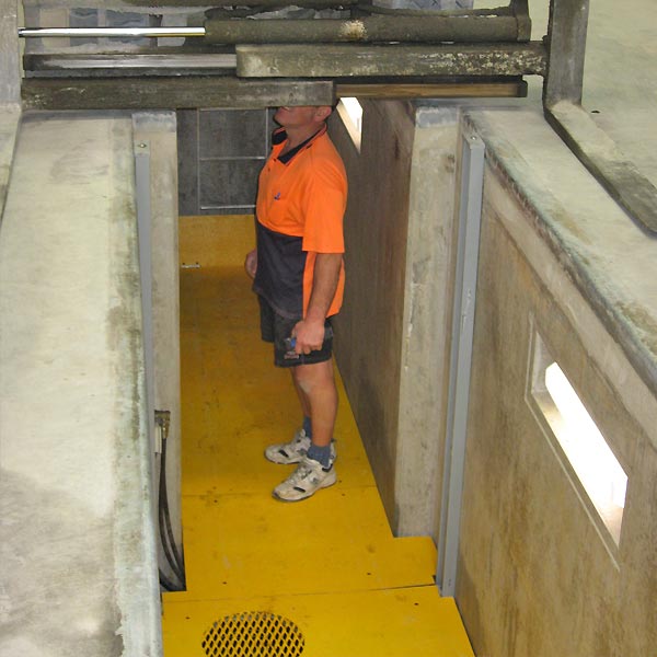 Forklift over pit Servicing underneath forklifts