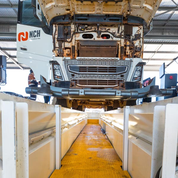 WA Truck Centre, working at 2 levels Prefabricated drop-in pit with lifting work platform